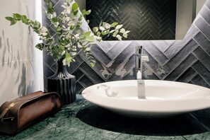 Suite, 1 chambre | Salle de bain | Articles de toilette griffés, séchoir à cheveux, serviettes fournies