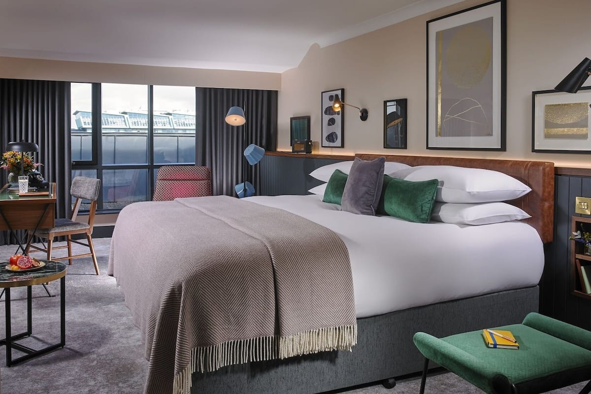 Premium bedding, in-room safe, desk, laptop workspace
