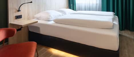 Desk, soundproofing, cots/infant beds, free WiFi