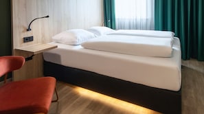 Desk, soundproofing, cribs/infant beds, free WiFi