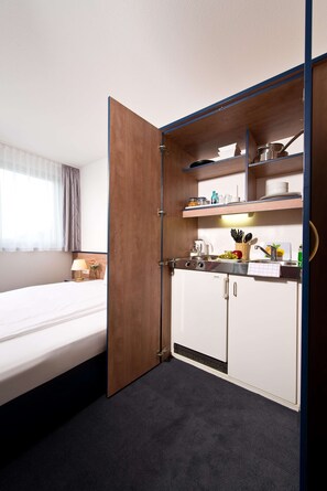 Desk, soundproofing, cribs/infant beds, free WiFi
