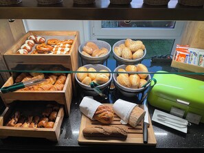 Se ofrece un desayuno bufé (17 EUR por persona)