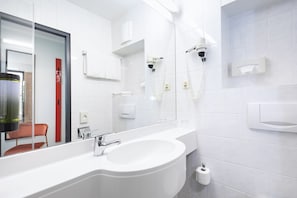 Monolocale, 1 letto queen | Bagno | Doccia, articoli per l'igiene personale ecosostenibili, asciugamani