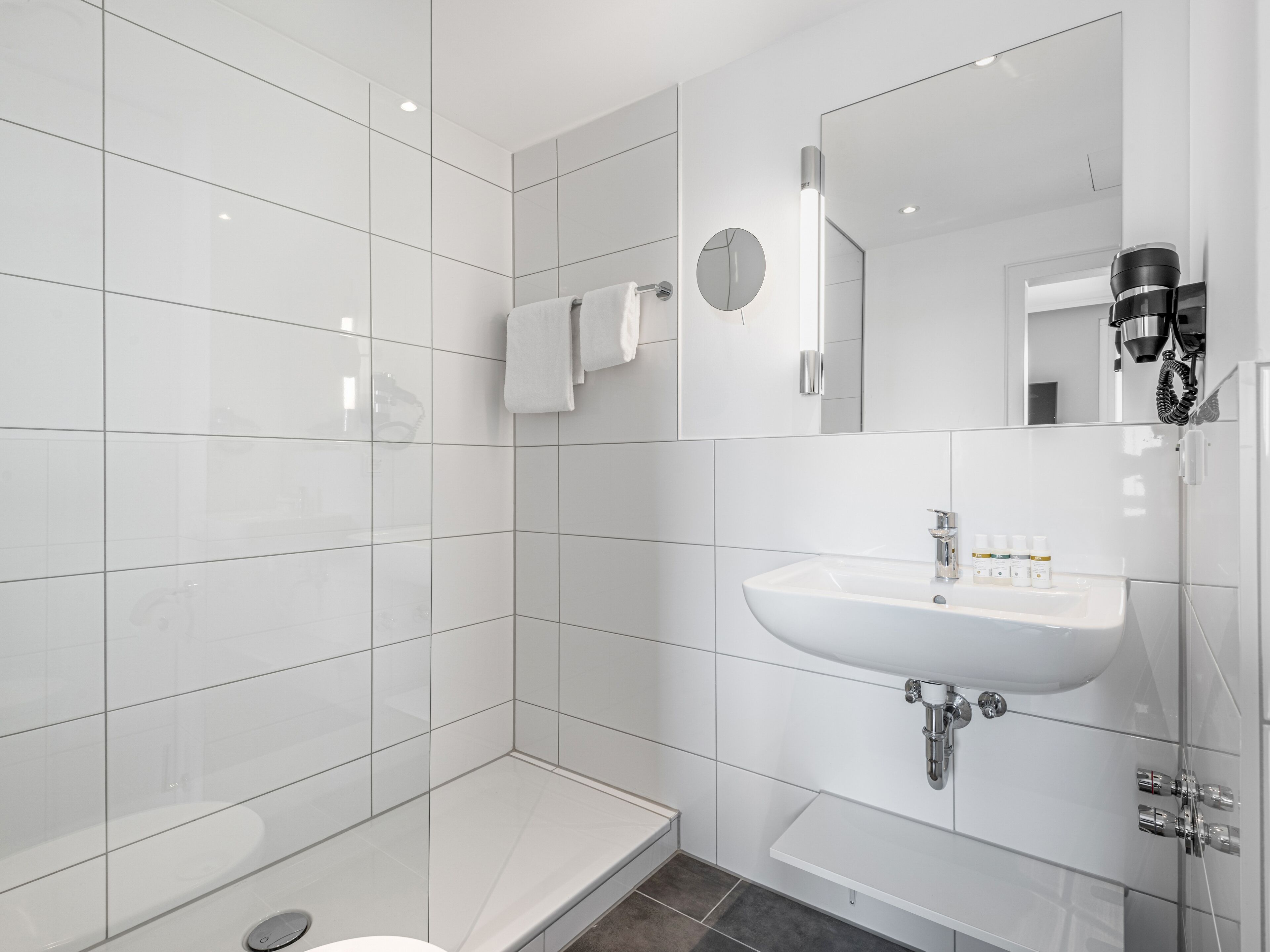 Medium Studio, Kitchenette, Balcony | Bad | Dusj, miljøvennlige toalettsaker, hårføner og håndklær