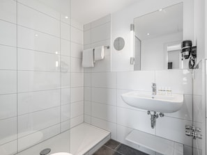 Medium Studio, Kitchenette, Balcony | Bathroom | Shower, eco-friendly toiletries, hair dryer, towels
