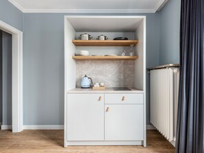Medium Studio, Kitchenette, Balcony | Cozinha privada | Cafeteira/chaleira, chaleira elétrica