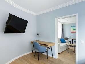 XL Studio, Kitchenette and Sofa Bed | Ylelliset vuodevaatteet, tallelokero huoneessa