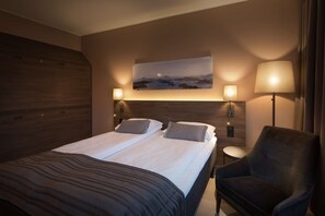 Minibar, in-room safe, desk, laptop workspace - Scandic Sunnfjord Hotel & Spa (Sunnfjord)