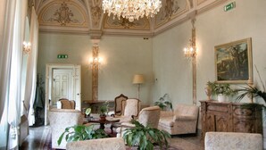 A grand room with ornate ceiling, chandeliers, and classical furniture. - Hotel Villa Stanley (Sesto Fiorentino)