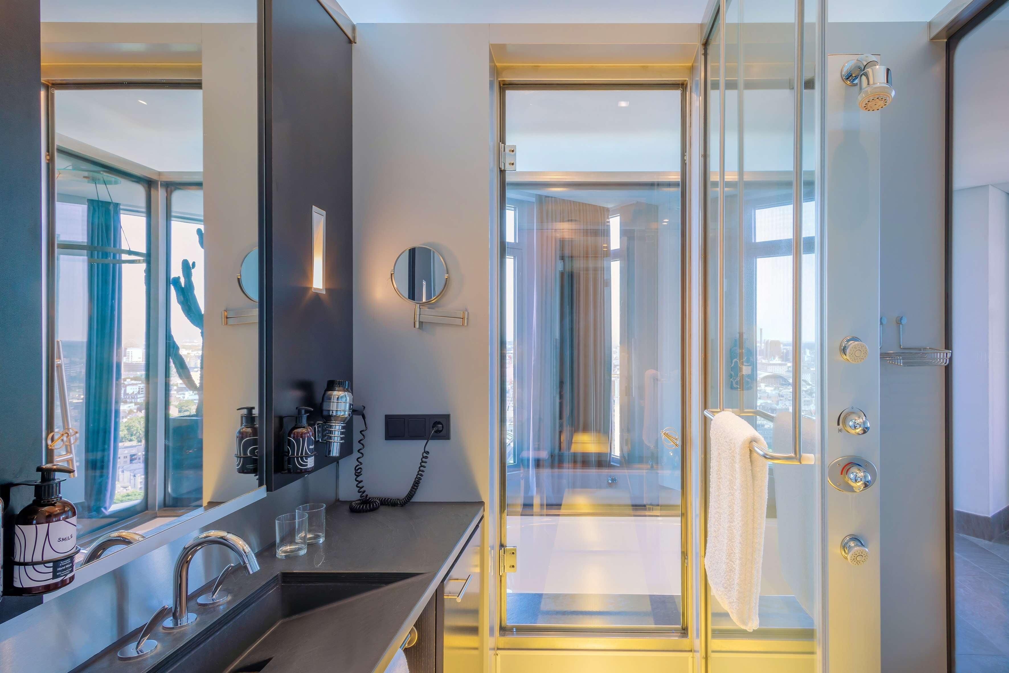 1 bedroom, premium bedding, free minibar, in-room safe