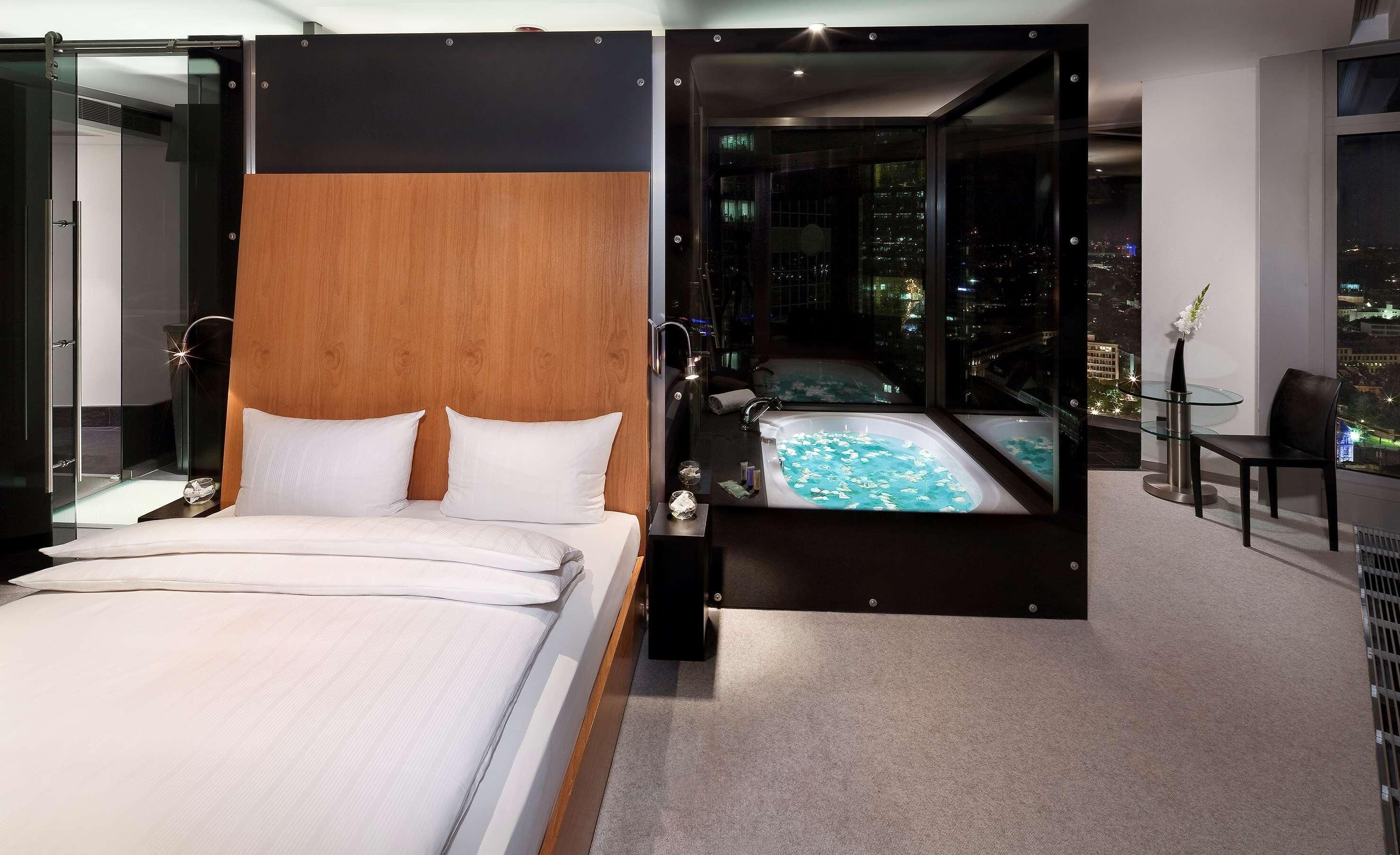 1 bedroom, premium bedding, free minibar, in-room safe