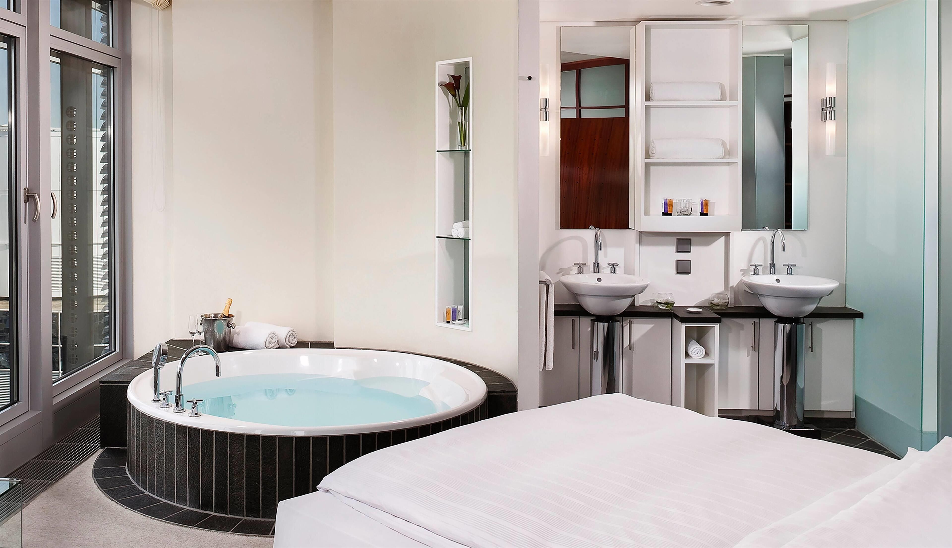 1 bedroom, premium bedding, free minibar, in-room safe