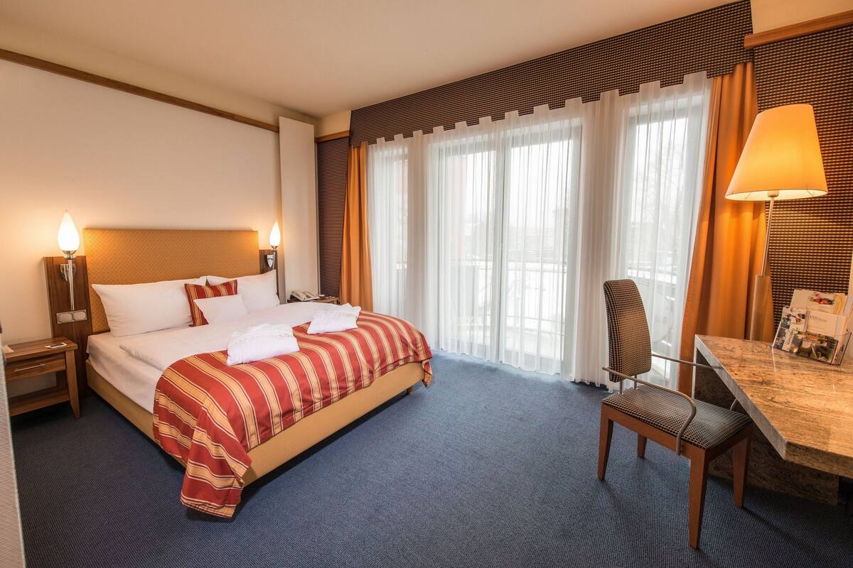 Junior Double Room, 1 Queen Bed | Hypo-allergenic bedding, minibar, in-room safe, desk