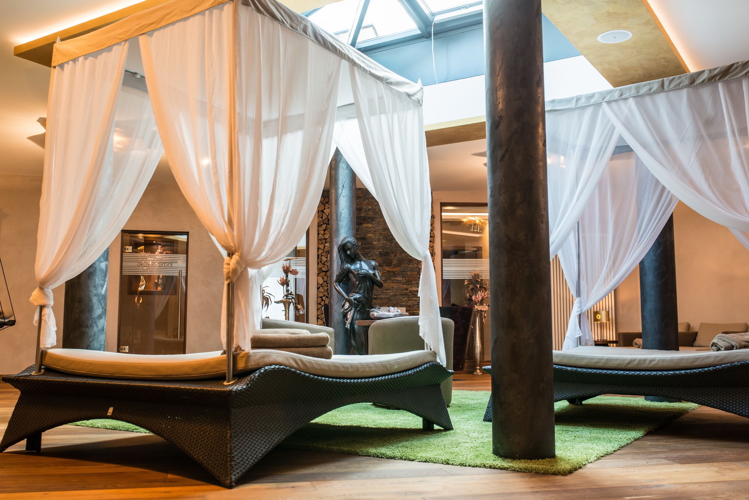 Couples treatment rooms, sauna, steam room, body treatments