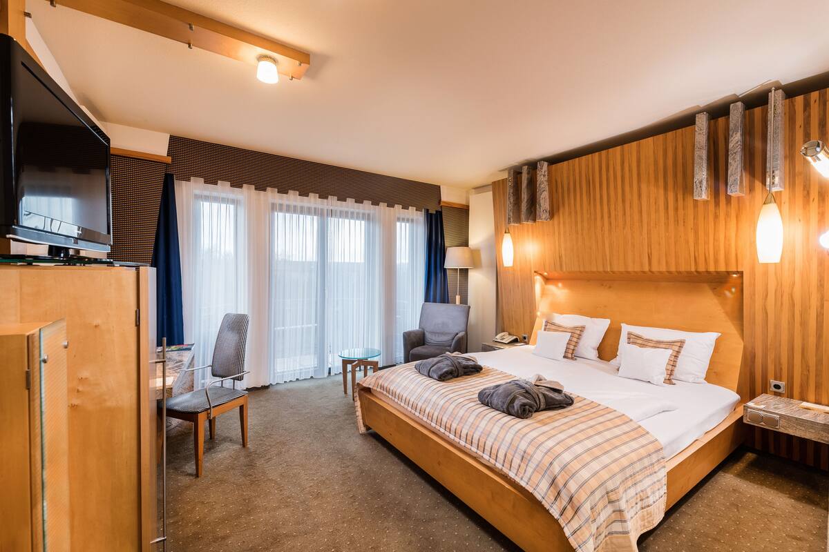 Deluxe Room | Hypo-allergenic bedding, minibar, in-room safe, desk