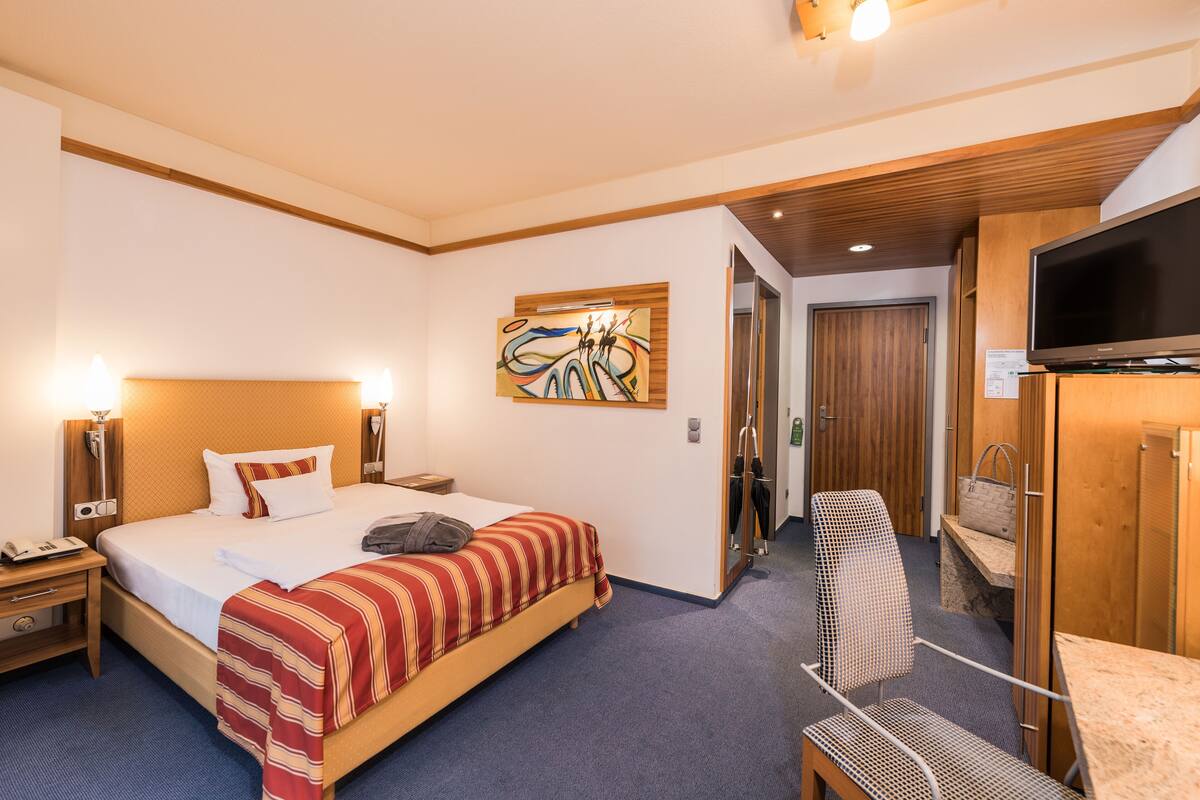 Junior Double Room Single Use | Hypo-allergenic bedding, minibar, in-room safe, desk