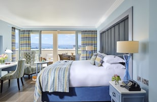 行政客房, 阳台 | 高档床上用品、客房内保险箱、办公桌、笔记本电脑工作区