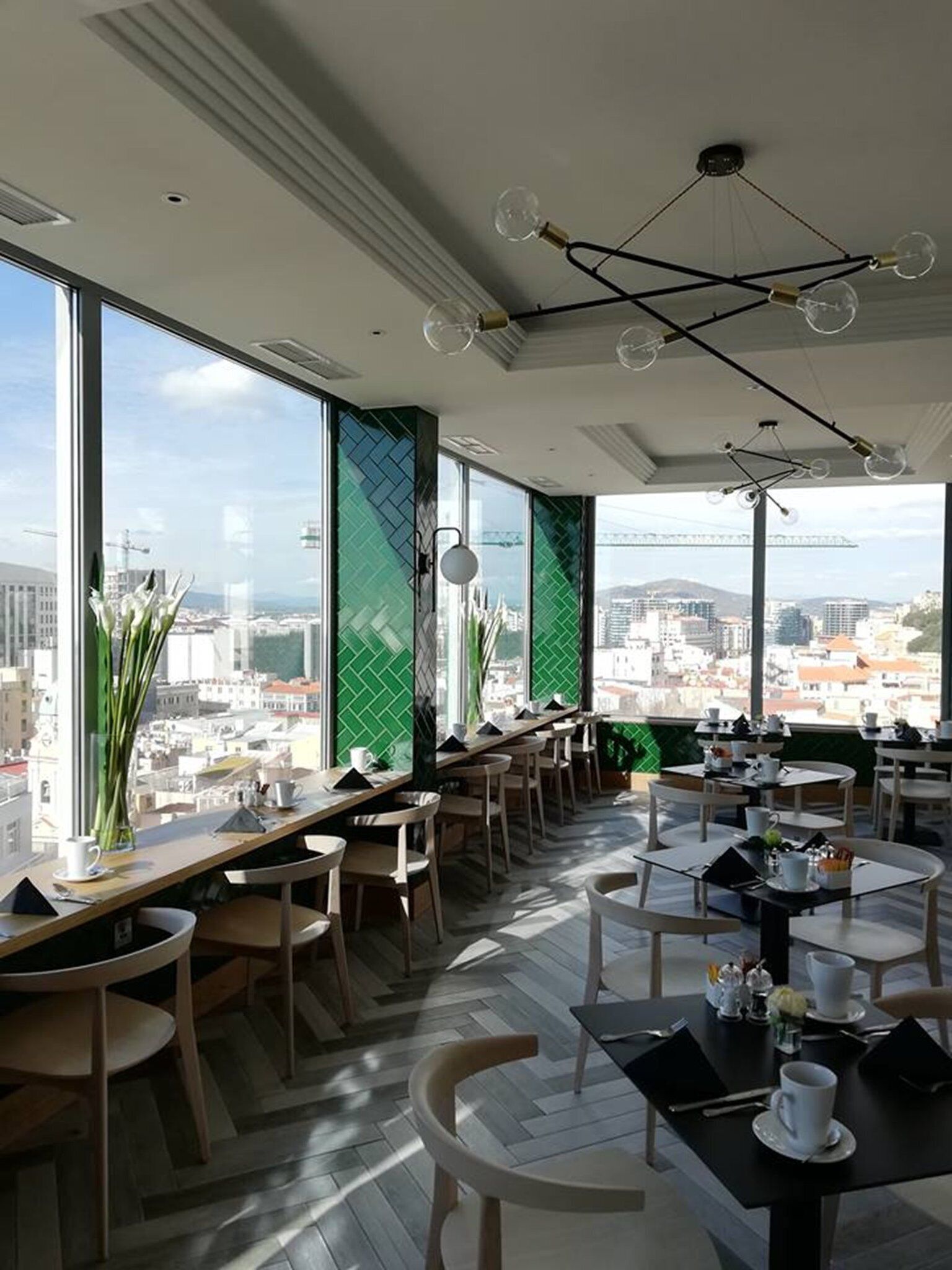 Se sirven desayunos y cenas, junto a la piscina 