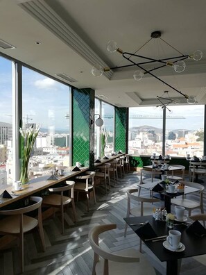Petit déjeuner et dßner servis sur place, vue sur la piscine