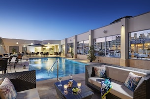 室外游泳池，池畔遮阳伞， 日光浴躺椅