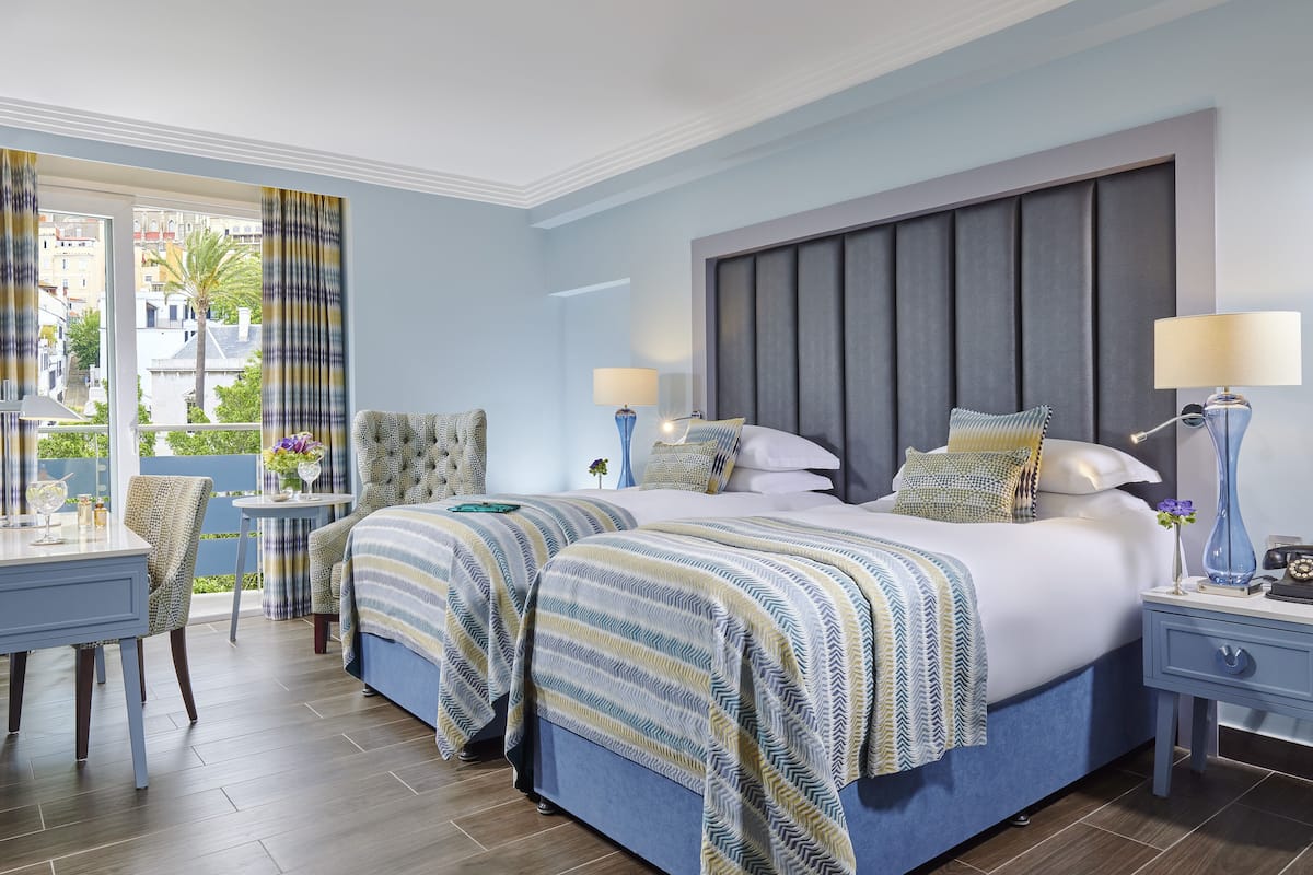 Habitación superior con 2 camas individuales | 1 dormitorio, ropa de cama de alta calidad, caja fuerte y escritorio