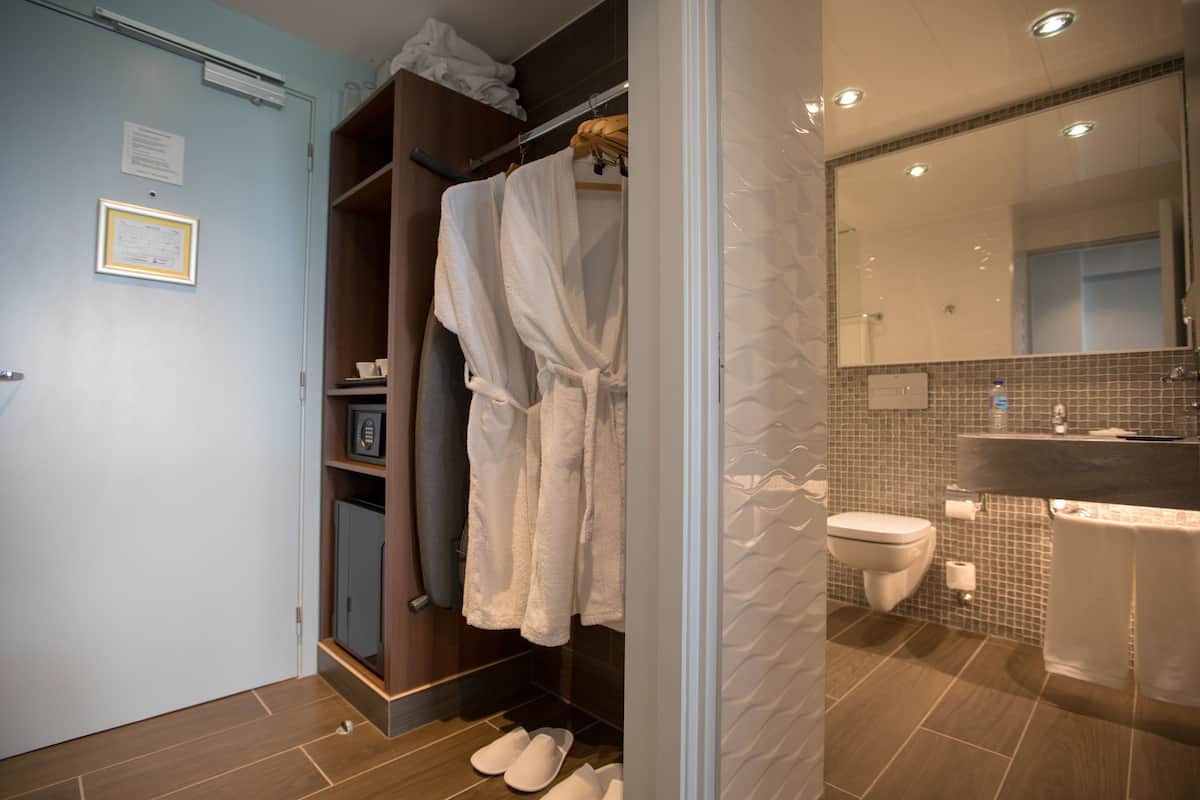 1 bedroom, premium bedding, in-room safe, desk