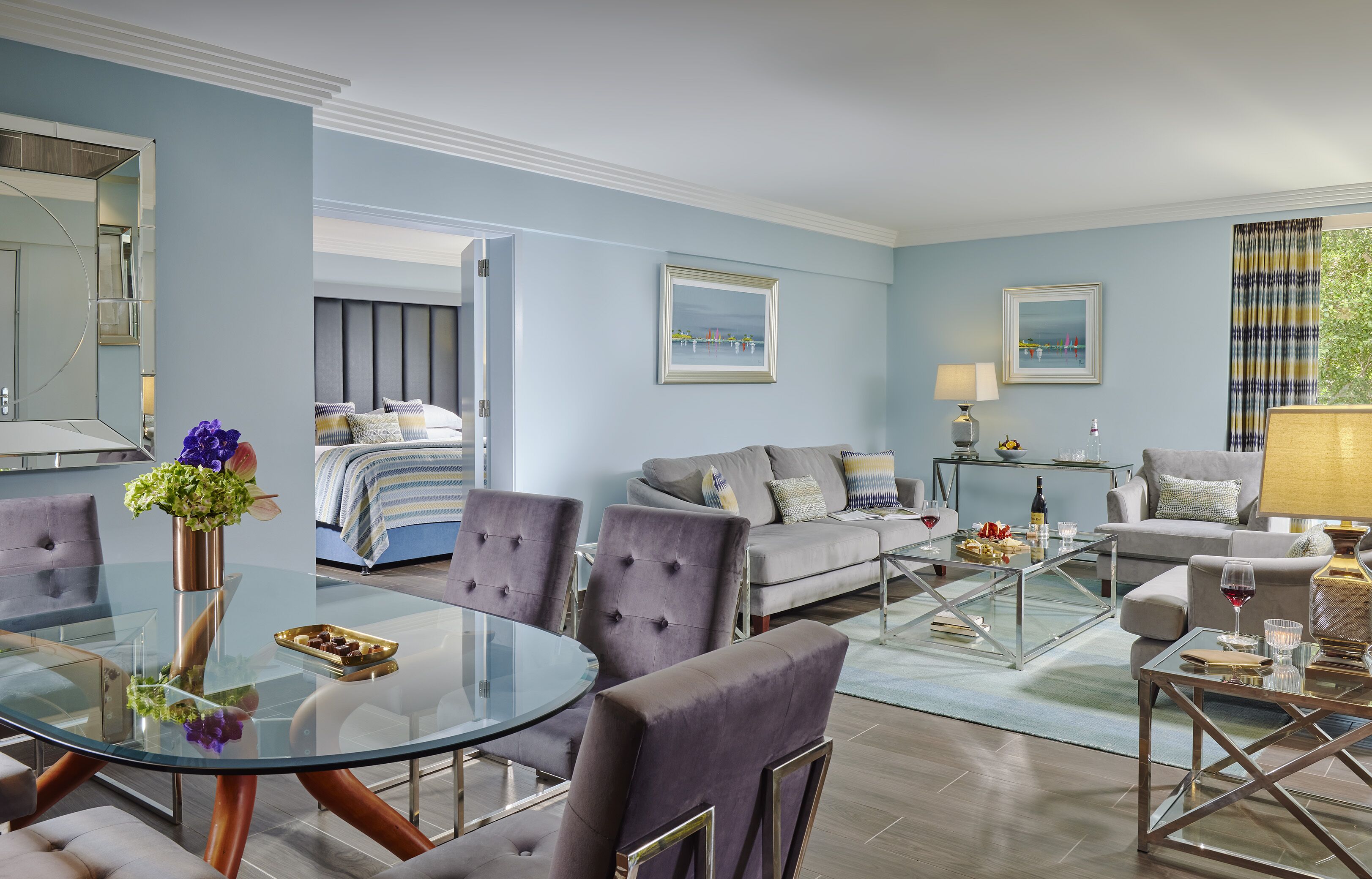 Signatur-suite - 1 kingsize-seng | Premium-sengetøj, pengeskab på værelset, skrivebord