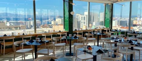 Petit déjeuner et dîner servis sur place, vue sur la piscine