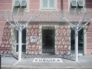 A hotel entrance with a metal gate and a sign reading "EUROPA HOTEL DESIGN SPA 1977". - Europa Hotel Design Spa 1877 (Rapallo)