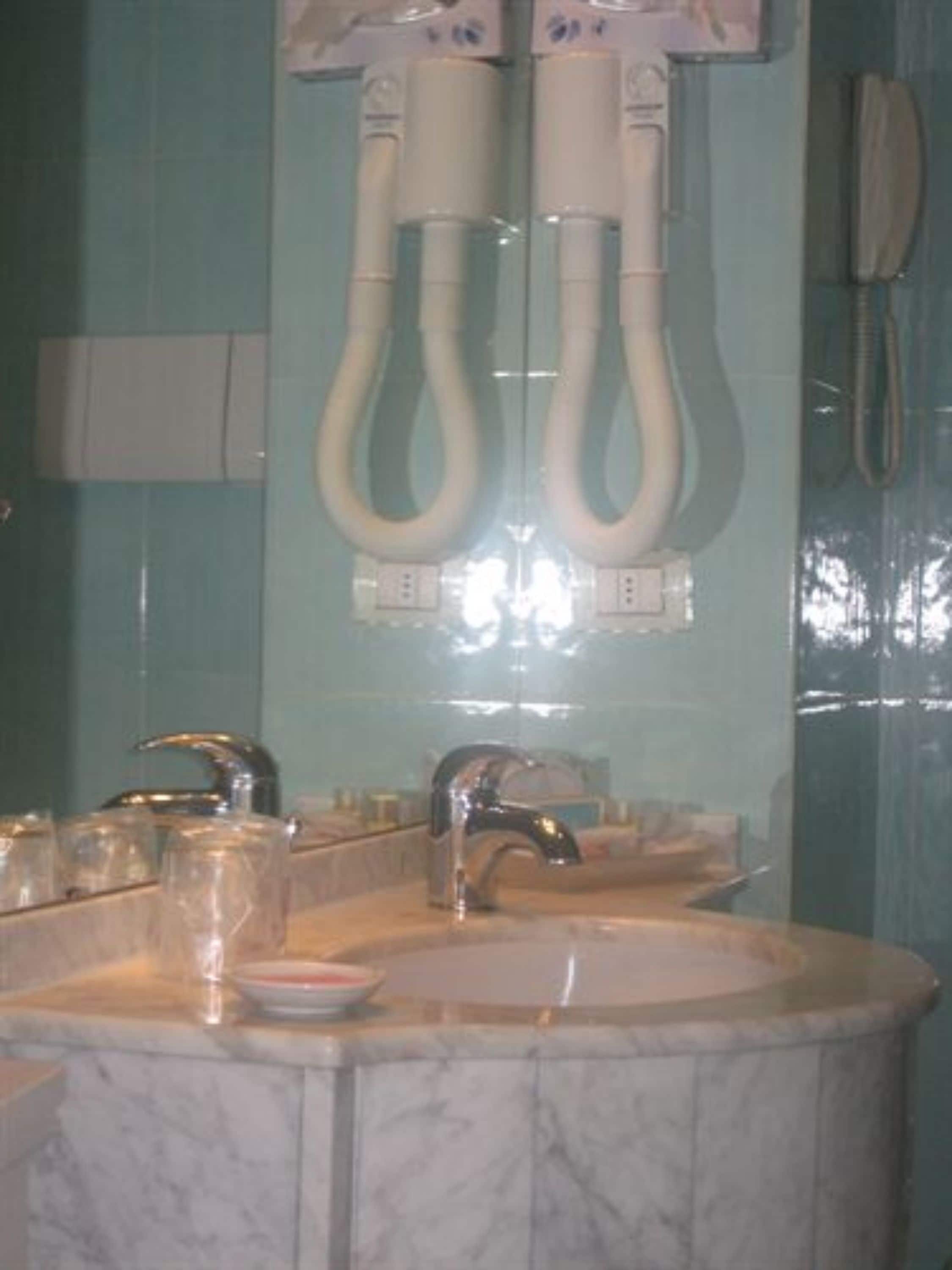 combined shower/bathtub, deep-soaking bathtub, free toiletries