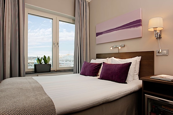 In-room safe, laptop workspace, bed sheets