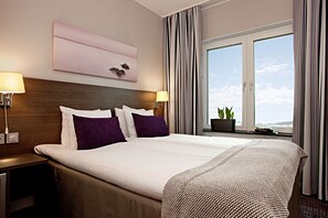 Caja de seguridad en la habitación y ropa de cama