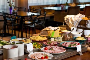 Petit déjeuner buffet servi tous les jours en supplément