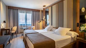 Minibar, Zimmersafe, Schreibtisch, Verdunkelungsvorhänge