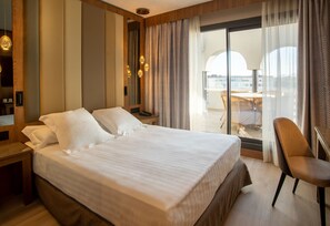 Standard Room, Terrace | Minibar, in-room safe, desk, blackout drapes - Hotel Granada Center (Granada)