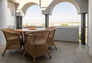 Standard Room, Terrace | Minibar, in-room safe, desk, blackout drapes - Hotel Granada Center (Granada)