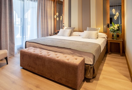 Junior Suite Presidencial | Minibar, in-room safe, desk, blackout drapes. Hotel Granada Center