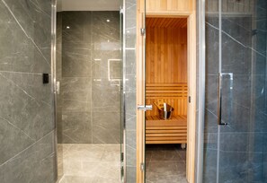 Junior Suite Presidencial | Minibar, in-room safe, desk, blackout drapes - Hotel Granada Center (Granada)