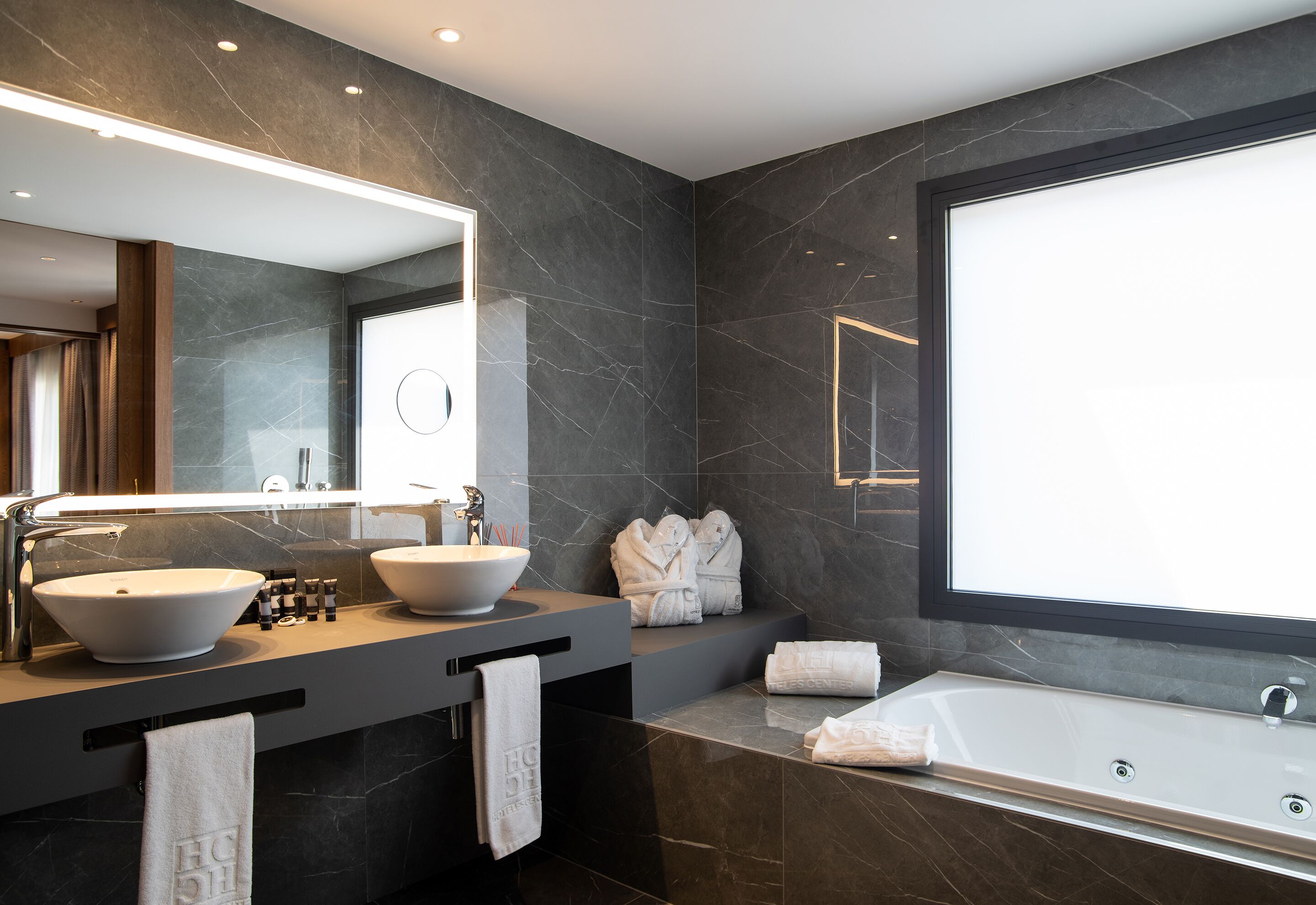 junior suite | bathroom | free toiletries, hair dryer, bidet, towels