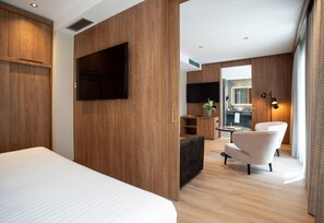 Junior Suite | Minibar, in-room safe, desk, blackout drapes
