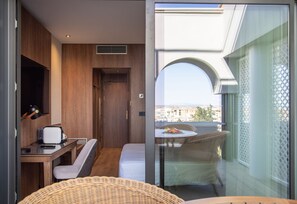 Standard Room, Terrace | 1 bedroom, minibar, in-room safe, desk