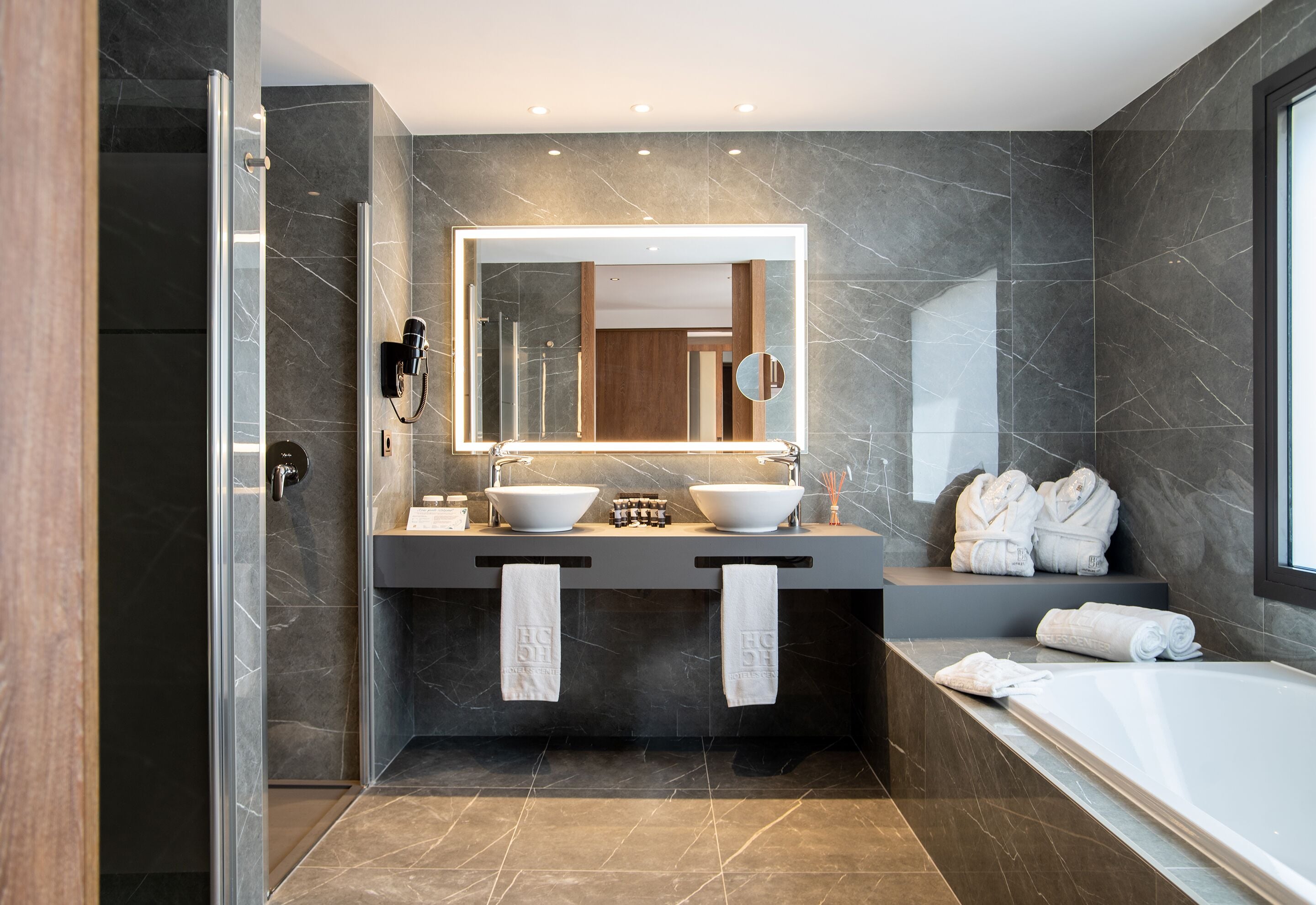 junior suite | bathroom | free toiletries, hair dryer, bidet, towels