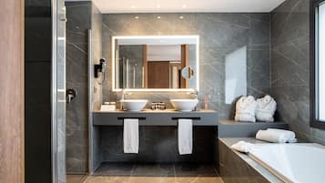 Junior-Suite | Badezimmer | Kostenlose Toilettenartikel, Haartrockner, Bidet, HandtĂŒcher