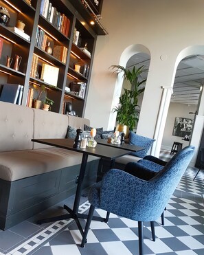 Breakfast, lunch, dinner served; al fresco dining 