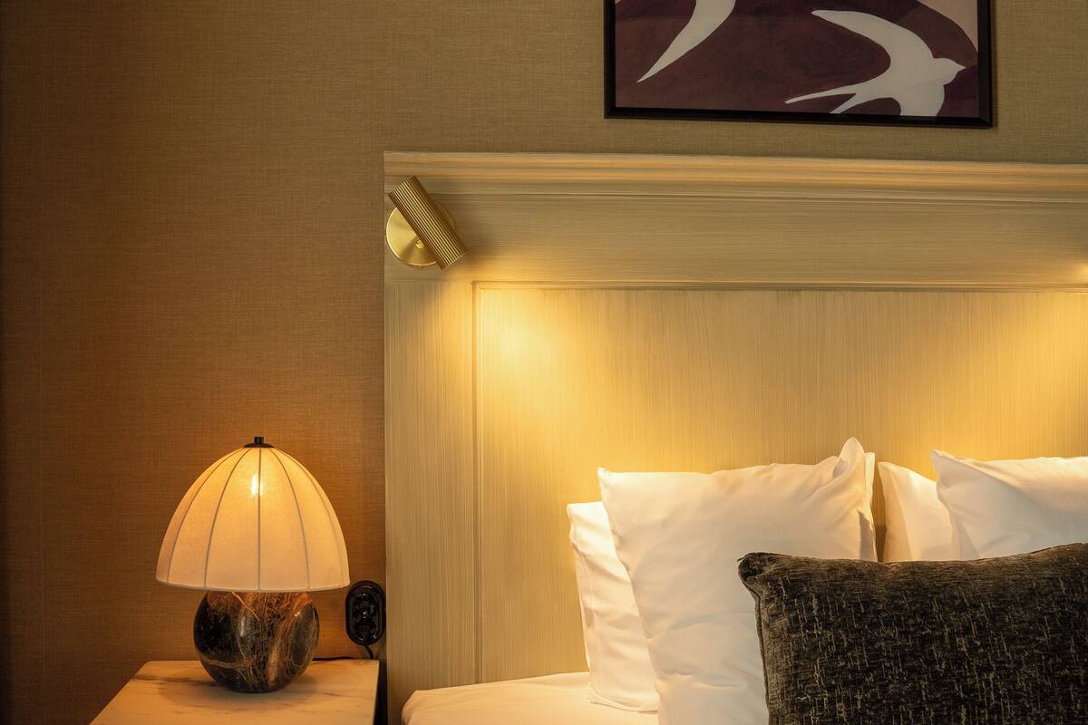 economy room, 1 queen bed, non smoking (small room) | in-room safe, individually decorated, individually furnished, desk