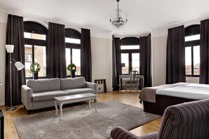 Suite junior, 2 camas individuales, no fumadores, en esquina (with Sofabed) | 1 dormitorio, caja fuerte, decoración individual y mobiliario individual