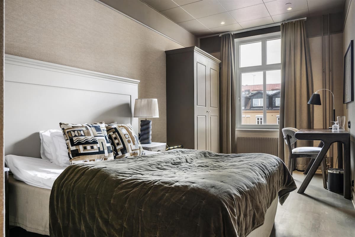 Standard Room, 1 Double Bed, Non Smoking | In-room safe, desk, blackout drapes, iron/ironing board (on request)