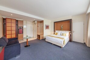 Hypo-allergenic bedding, minibar, in-room safe, desk