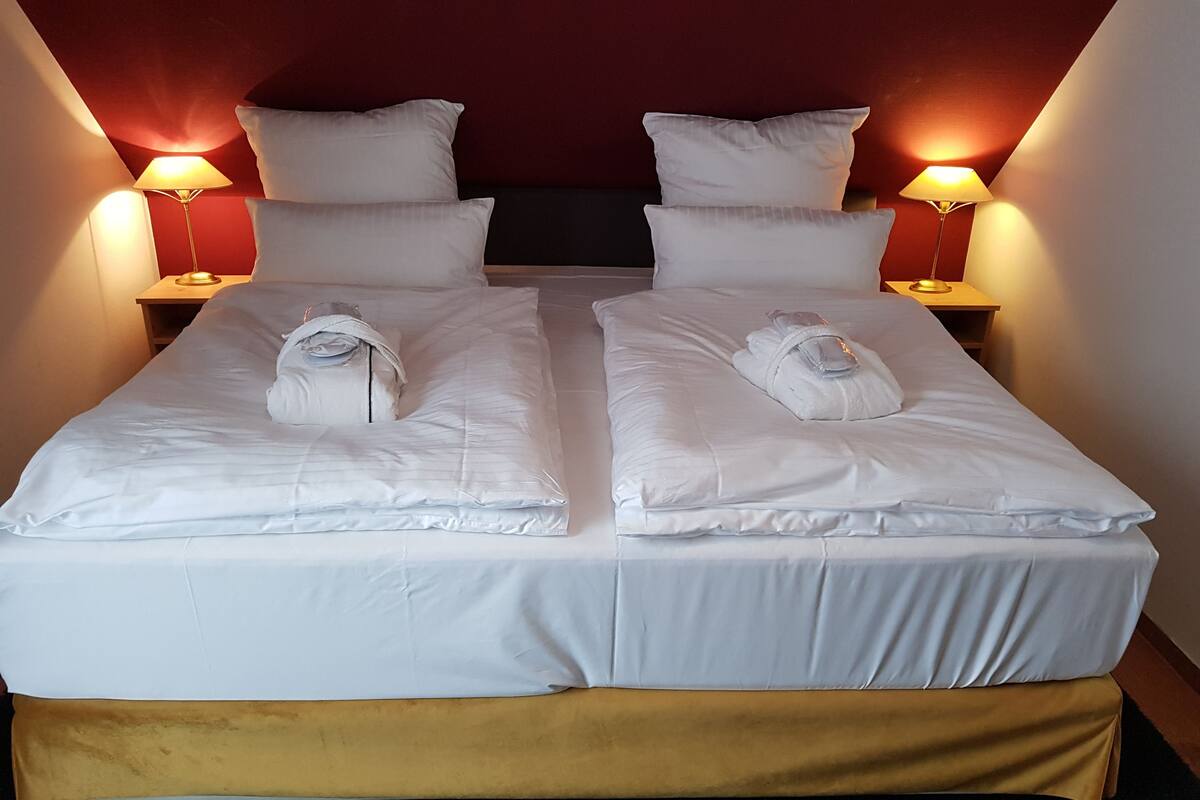 Suíte standard | Roupas de cama antialérgicas, frigobar, cofres nos quartos