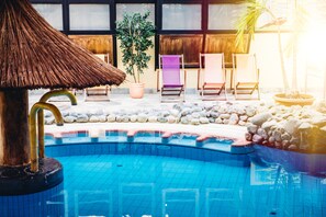 Piscina interna, piscina externa, funciona das 10h às 22h, guarda-sóis
